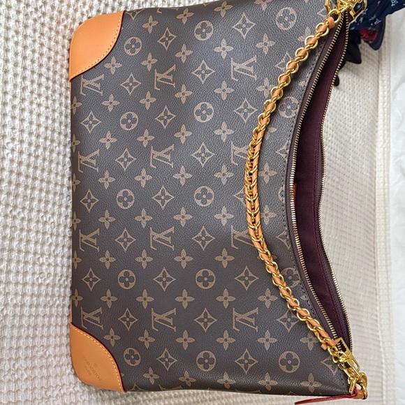 Fashion Shoulder Bag with Tan Accents and beautiful gold hardware - Picture 2 of 9